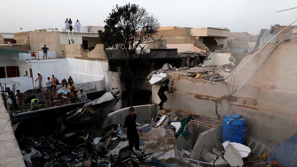 Destroços deixados pelo avião de passageiros A320 que caiu em uma área residencial perto do aeroporto de Carachi, no Paquistão, 22 de maio de 2020 - Sputnik Brasil