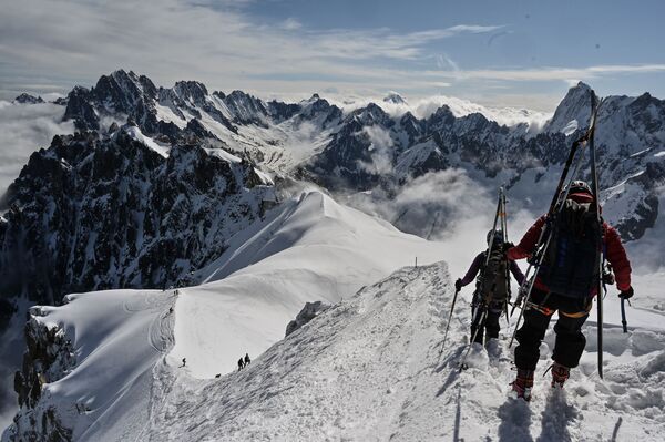 Alpinistas esquiando na montanha Mont Blanc, França, em 16 de maio de 2020 - Sputnik Brasil