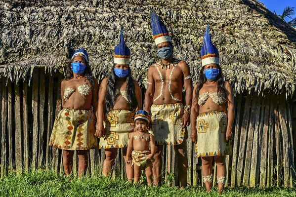 Povo indígena colombiano Huitoto usando máscaras, em Letícia, departamento do Amazonas, Colômbia, 20 de maio de 2020 - Sputnik Brasil