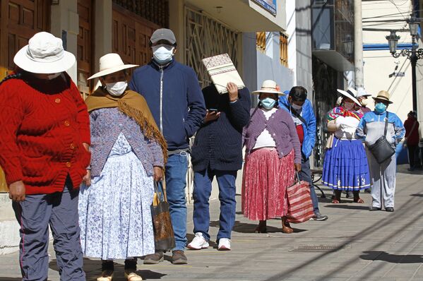 Peruanos fazem fila de espera para fundo de pensões na cidade andina de Puno, perto da fronteira com a Bolívia, 19 de maio de 2020 - Sputnik Brasil