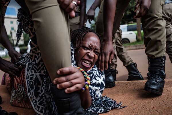 Ativista ugandense e crítica do governo é presa por policiais quando organizava protesto por mais distribuição de alimentos em Kampala, Uganda, em 18 de maio de 2020 - Sputnik Brasil