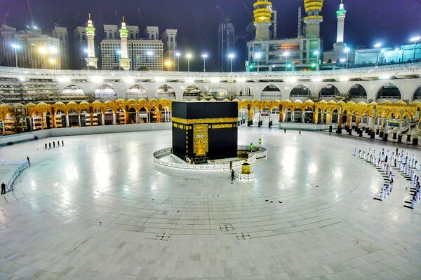 Muçulmanos rezam durante mês de jejum do Ramadã na Grande Mesquita em Meca, Arábia Saudita, 19 de maio de 2020 - Sputnik Brasil