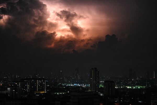 Tempestade de raios enche o céu perto de Manila, nas Filipinas, em 20 de maio de 2020 - Sputnik Brasil