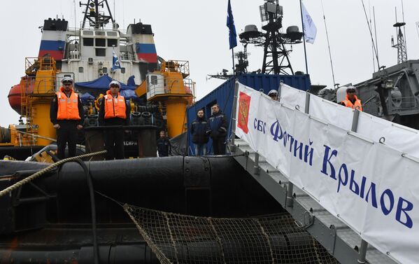 Tripulação do rebocador Fotiy Krylov no porto de Vladivostok durante cerimônia de inauguração do submersível Vityaz-D - Sputnik Brasil