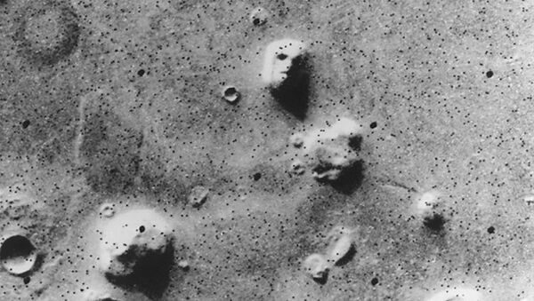 Superfície da região marciana de Cydonia apresenta formato semelhante a um rosto humano - Sputnik Brasil