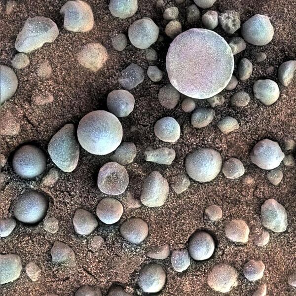 Pequenas esférulas na superfície de Marte próximo à cratera Fram - Sputnik Brasil