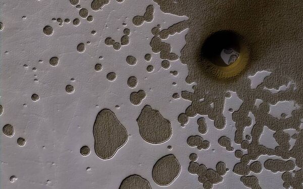 Pequenas covas em uma camada residual de gelo de dióxido de carbono, também conhecido como terreno de queijo suíço, na superfície marciana - Sputnik Brasil