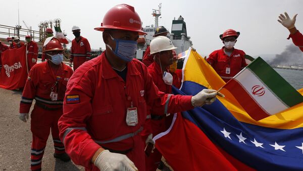 Trabalhadores de refinaria na Venezuela comemoram com bandeiras chegada de petroleiro iraniano - Sputnik Brasil