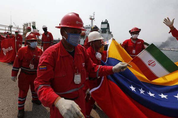 Trabalhadores de refinaria na Venezuela comemoram com bandeiras chegada de petroleiro iraniano - Sputnik Brasil