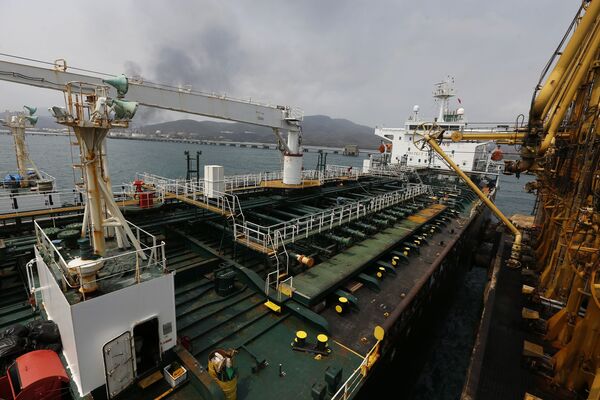 Operação de descarregamento de gasolina de embarcação iraniana Fortune para refinaria El Palito - Sputnik Brasil
