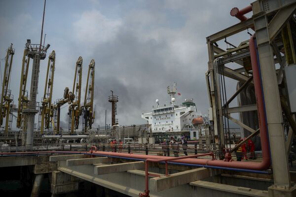 Instalações da refinaria El Palito na Venezuela recebendo gasolina do petroleiro iraniano Fortune - Sputnik Brasil