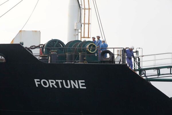 Parte frontal do petroleiro de bandeira iraniana Fortune atracado na refinaria venezuelana El Palito - Sputnik Brasil