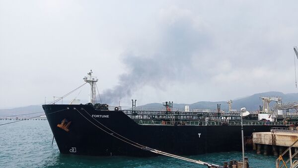 Boas-vindas ao petroleiro iraniano Fortune na refinaria El Palito, na Venezuela (foto de arquivo) - Sputnik Brasil