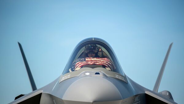 Um piloto de F-35 se prepara para decolar nos EUA - Sputnik Brasil