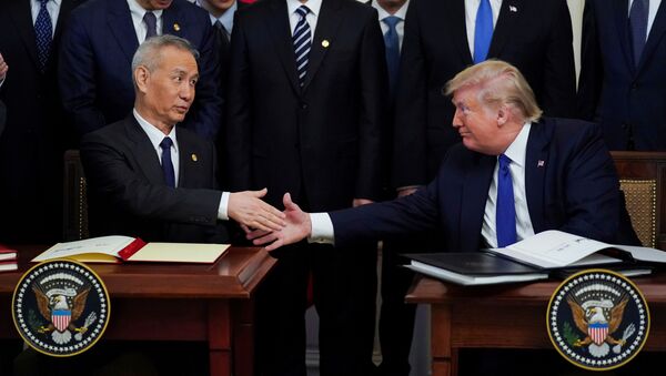 O vice-premiê chinês Liu He e o presidente americano Donald Trump após a assinatura da primeira fase do acordo comercial EUA-China - Sputnik Brasil