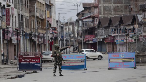 Soldado paramilitar durante confinamento em Srinagar, Caxemira, controlada pela Índia, 25 de março de 2020 - Sputnik Brasil