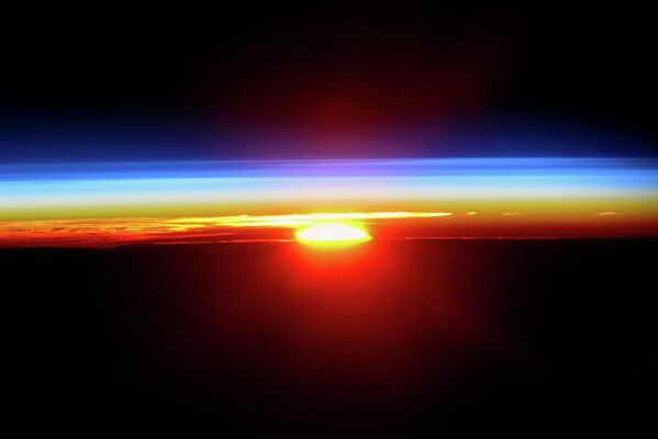 Pôr do sol visto de dentro da Estação Espacial Internacional (EEI) - Sputnik Brasil
