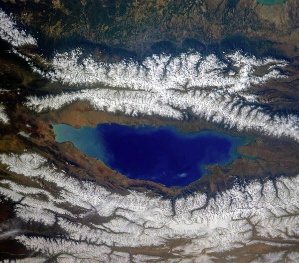 Visão do espaço do lago Issyk-Kul, no Quirguistão - Sputnik Brasil