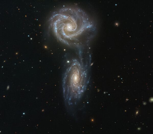 Galáxias NGC 5426 e NGC 5427 interagindo na constelação de Virgem há 127 milhões de anos-luz da Terra - Sputnik Brasil