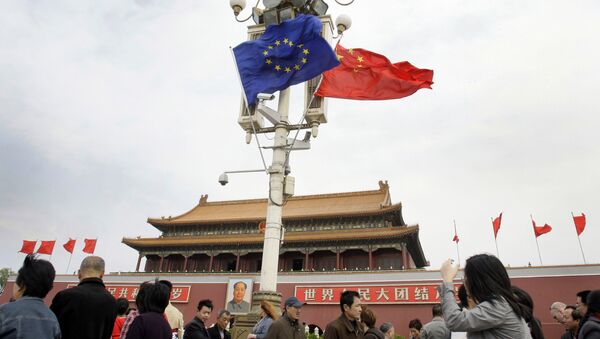 Visitantes caminham sob bandeiras da União Europeia e da China em frente à Porta de Tiananmen em Pequim, China - Sputnik Brasil