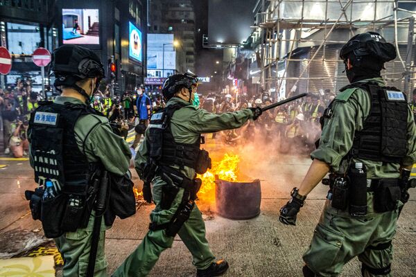 Polícia dispersa manifestantes em protesto na cidade chinesa de Hong Kong - Sputnik Brasil