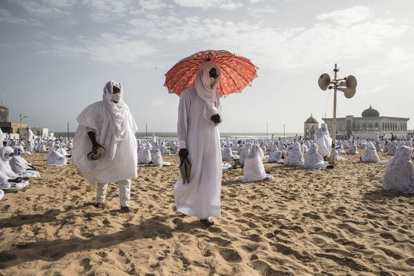 Seguidores da comunidade muçulmana Layene saem da praia em frente da mesquita Yoff Layene, no Senegal - Sputnik Brasil