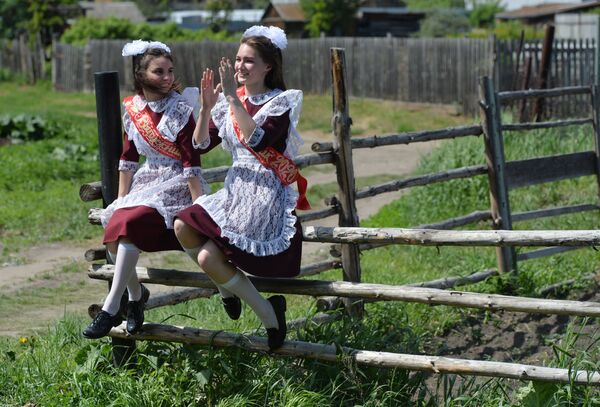 Meninas no dia da celebração de formatura escolar perto de sua escola no vilarejo russo de Miasskoe, na região de Chelyabinsk - Sputnik Brasil