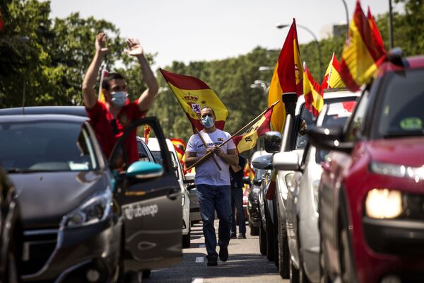 Madrilenos saem às ruas para protestar contra as medidas da quarentena tomadas pelo governo espanhol - Sputnik Brasil