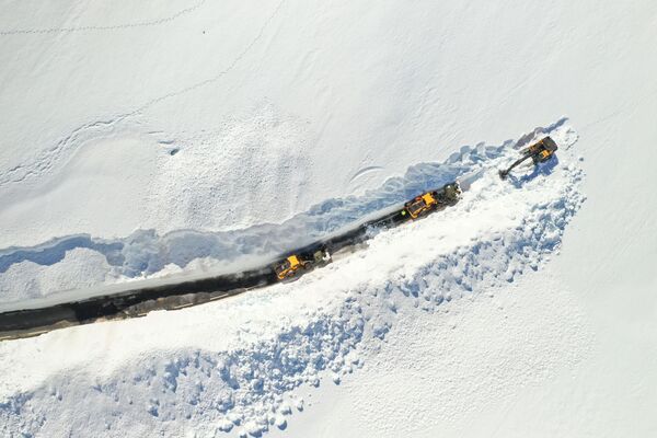 Tratores abrem estrada coberta de neve em montanha entre as áreas de Setesdal e Sirdal, na Noruega - Sputnik Brasil
