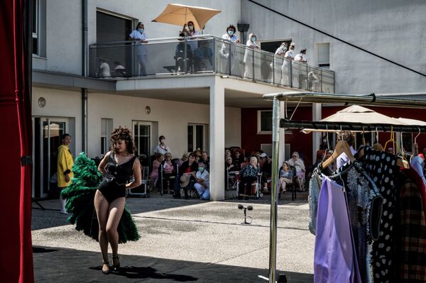 Atores da companhia teatral L' Espace des Arts durante show para moradores do asilo de idosos Bois de Menuse, em Chalon-sur-Saone, na França, durante a pandemia do coronavírus - Sputnik Brasil