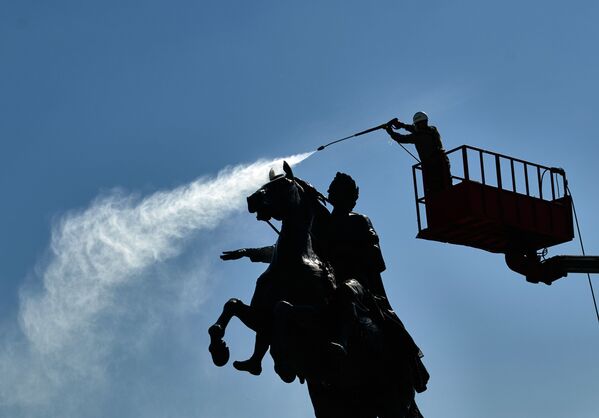 Estátua de Pedro, o Grande é lavada na praça do Senado em São Petersburgo, Rússia. - Sputnik Brasil