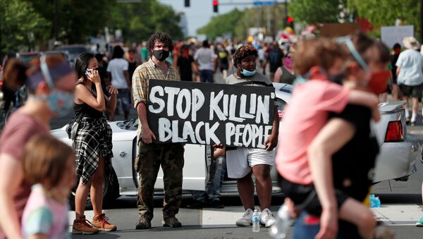 Americanos com máscaras nas ruas de Minneapolis protestam contra a morte de um cidadão negro, George Floyd, pela polícia da cidade - Sputnik Brasil