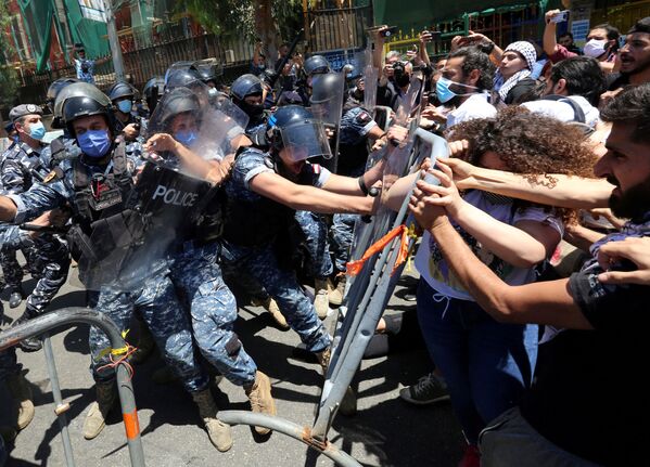 Manifestantes entram em choque com a polícia em Beirute, no Líbano, ao tentarem ultrapassar barricadas para protestar contra mudanças da lei de anistia no país - Sputnik Brasil