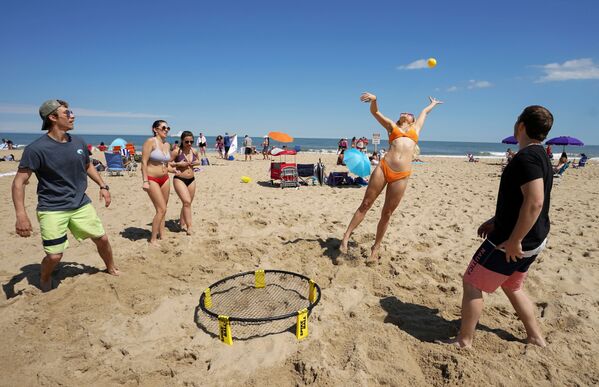 Jovens se divertem em praia de Ocean City, nos EUA, após redução das restrições da quarentena no país - Sputnik Brasil