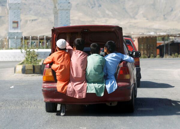 Crianças afegãs viajam em porta-malas de veículo durante o feriado islâmico de Eid al-Fitr na província afegã de Laghman - Sputnik Brasil
