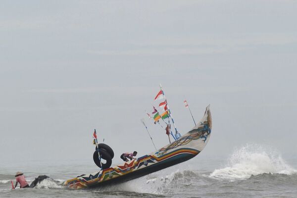 Barco pesqueiro é levantado por onda em Sumatra Ocidental na Indonésia - Sputnik Brasil