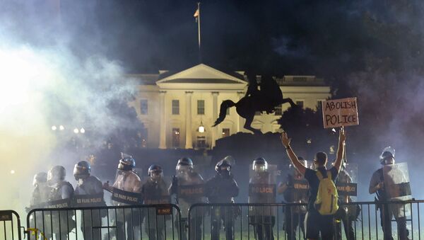 Polícia mantém manifestantes à distância perto da Casa Branca em Washington, EUA, em 31 de maio de 2020 - Sputnik Brasil