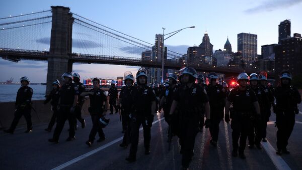 Policiais vigiam protestos por morte de George Floyd, em Minneapolis, no bairro de Manhattan em Nova York, EUA, 1° de junho de 2020 - Sputnik Brasil
