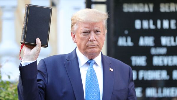 Presidente dos EUA, Donald Trump, segura bíblia em frente à Casa Branca em meio a protestos pela morte de George Floyd, Washington, EUA, 1° de junho de 2020 - Sputnik Brasil