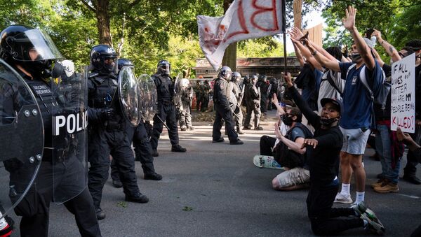 Polícia e manifestantes durante protesto contra a morte de George Floyd, em Washington, EUA, 1° de junho de 2020 - Sputnik Brasil