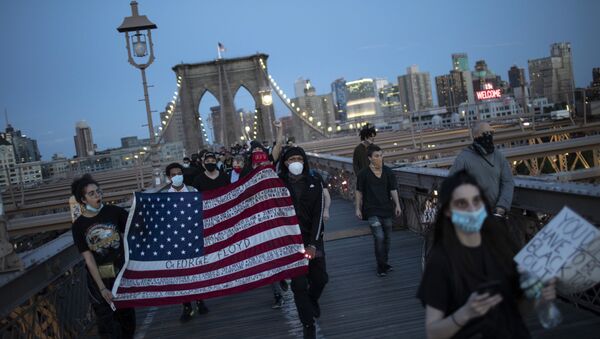 Manifestantes com a bandeira dos EUA protestam em Nova York pelo assassinato de George Floyd - Sputnik Brasil
