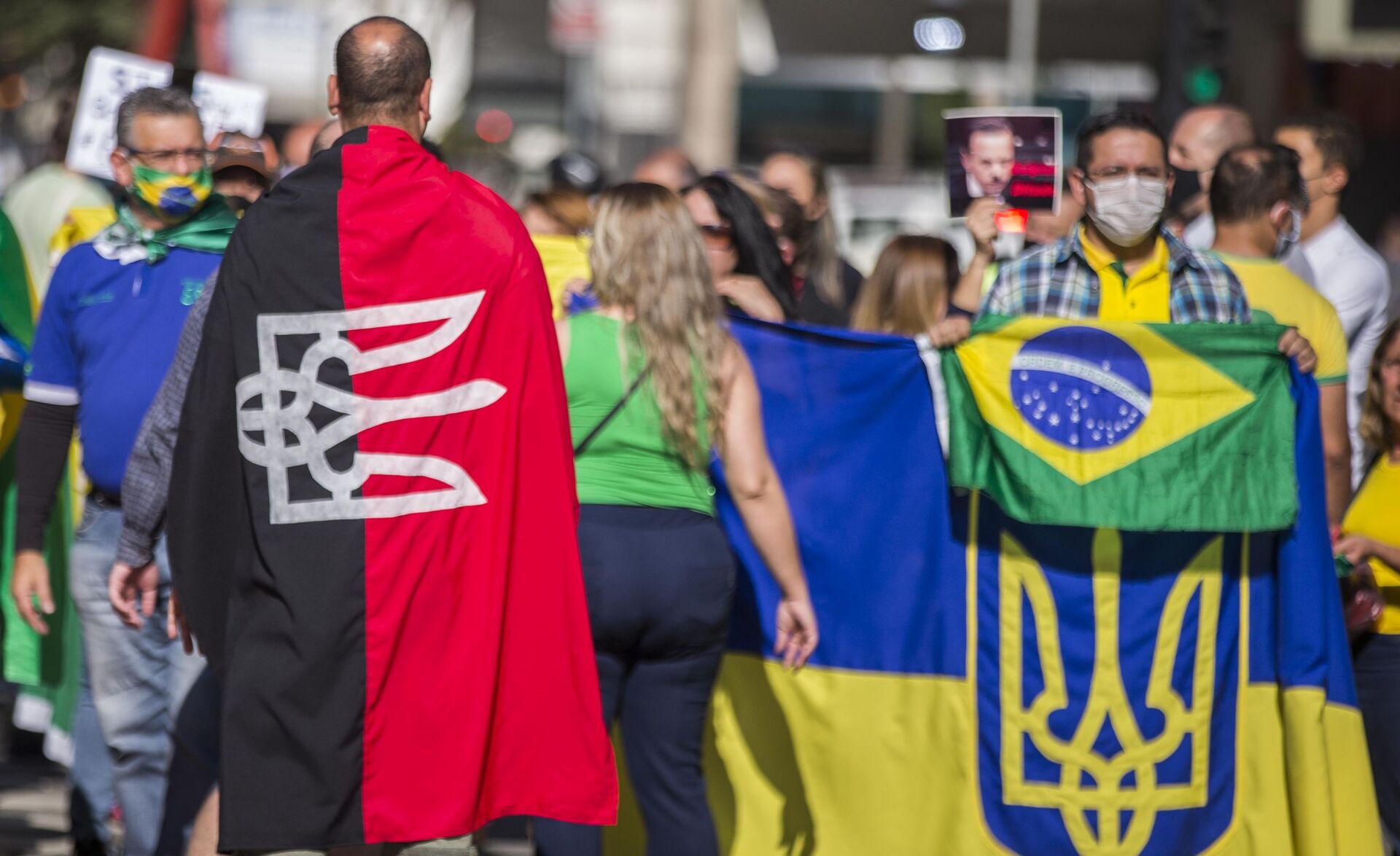 Manifestante usa bandeira do grupo Pravy Sektor, em manifestação na Avenida Paulista, no dia 31 de maio de 2020 - Sputnik Brasil, 1920, 13.07.2023