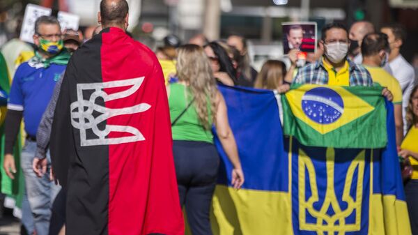 Manifestante usa bandeira do grupo Pravy Sektor, em manifestação na Avenida Paulista, no dia 31 de maio de 2020 - Sputnik Brasil