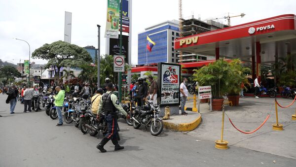 Pessoas fazem fila para combustível em um posto de gasolina na Venezuela - Sputnik Brasil