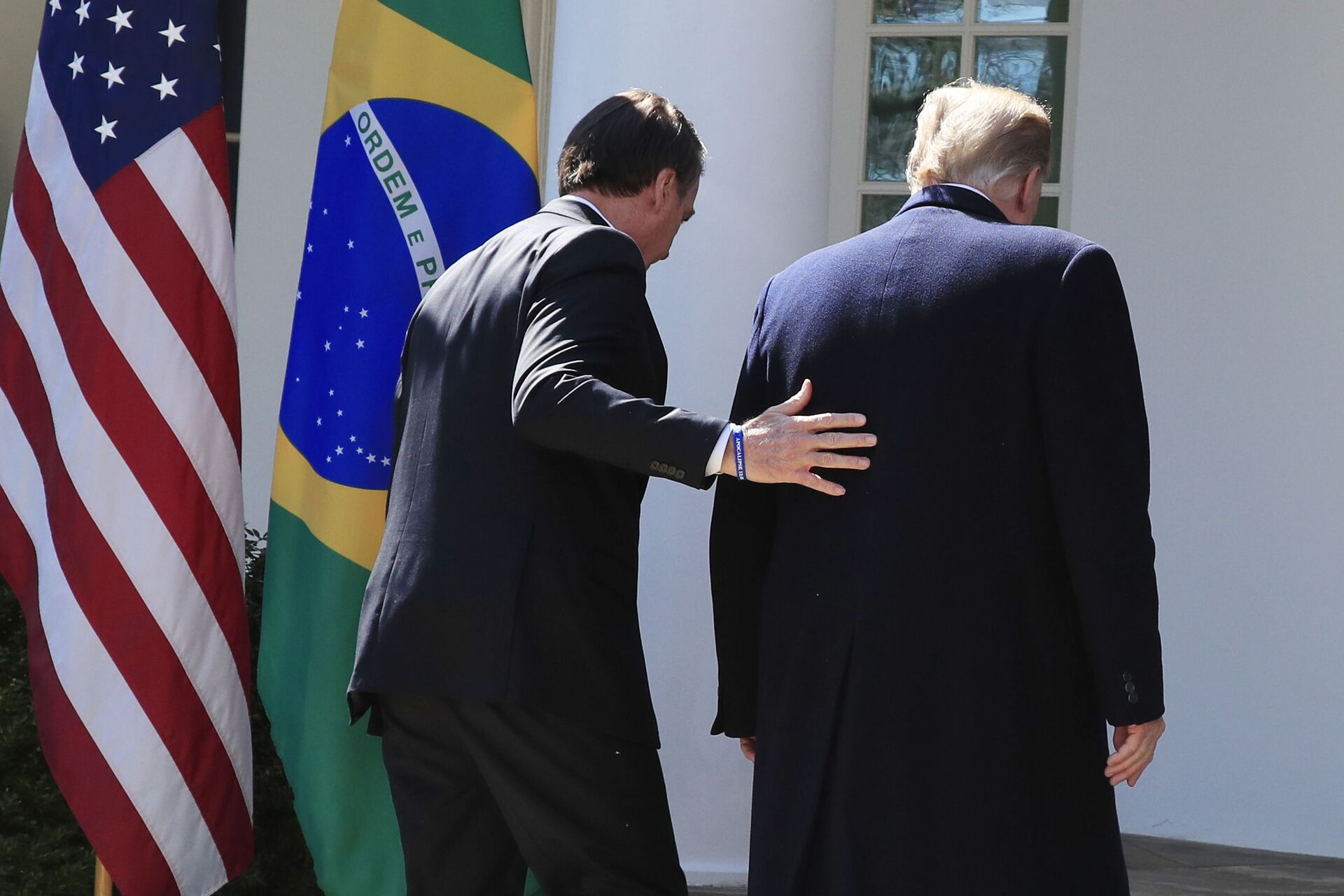 O presidente do Brasil, Jair Bolsonaro (à esquerda), e o presidente dos Estados Unidos, Donald Trump (à direita), deixam uma coletiva de imprensa na Casa Branca em 19 de março de 2019. - Sputnik Brasil, 1920, 15.04.2022