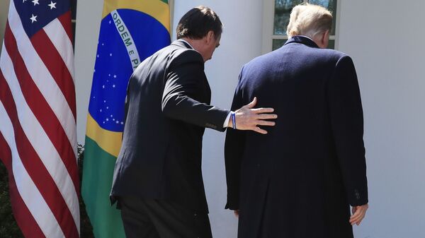 O presidente do Brasil, Jair Bolsonaro (à esquerda), e o presidente dos Estados Unidos, Donald Trump (à direita), deixam uma coletiva de imprensa na Casa Branca em 19 de março de 2019. - Sputnik Brasil