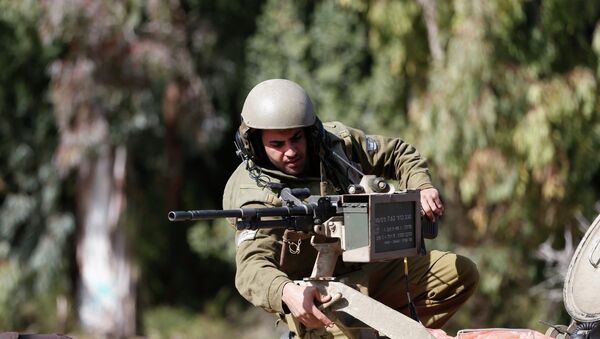 Soldado israelense ajusta arma (imagem referencial) - Sputnik Brasil