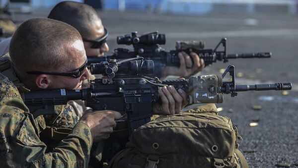 Fuzileiros dos EUA portando carabinas M4 - Sputnik Brasil