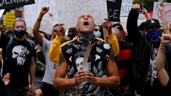 Manifestantes durante protesto em memória à morte de George Floyd, em Los Angeles, no estado norte-americano da Califórnia, 2 de junho de 2020 - Sputnik Brasil