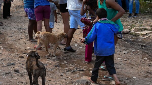Pessoas em situação de pobreza extrema em comunidade no extremo da zona norte de São Paulo em meio à pandemia da COVID-19, em 21 de maio de 2020. - Sputnik Brasil